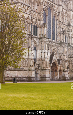 Die Westfassade der Kathedrale von Salisbury in Wiltshire, England. Stockfoto