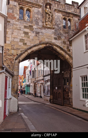 Blick aus dem 14. Jahrhundert High Street Tor in der Kathedrale von Salisbury in Wiltshire zu schließen. Stockfoto