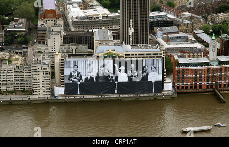 Luftaufnahme von riesigen königlichen Familie Fotographie für die 2012 Diamond Jubiläumsfeierlichkeiten über Seecontainer Haus auf der Themse, London SE1 Stockfoto