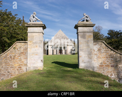 Die Pyramide geformt Mausoleum in Gosford House, hinter, East Lothian. Es hält die Reste der 7. Earl of Wemyss. Stockfoto