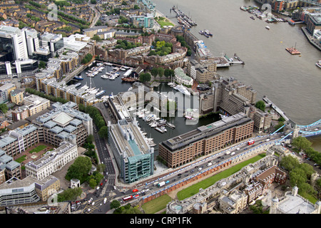 Luftaufnahme von St. Katharine Docks Marina in der Nähe der Tower von London EC3 Stockfoto