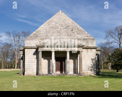 Die Pyramide geformt Mausoleum in Gosford House, hinter, East Lothian. Es hält die Reste der 7. Earl of Wemyss. Stockfoto