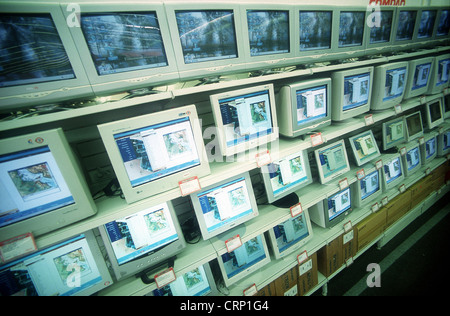 Verkauf Wand auf dem Medienmarkt mit Computer-Monitore Stockfoto