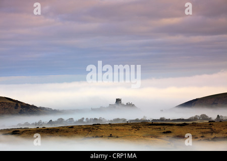 Nebel um Corfe Castle von Kingston, zeigt seine Position bewachen die einzige Lücke in der Purbeck Hills für 12 Meilen gesehen. Stockfoto