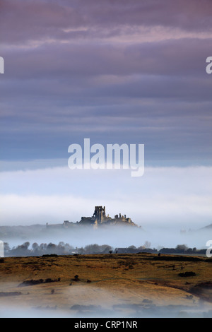 Nebel um Corfe Castle von Kingston an einem Wintermorgen betrachtet. Stockfoto