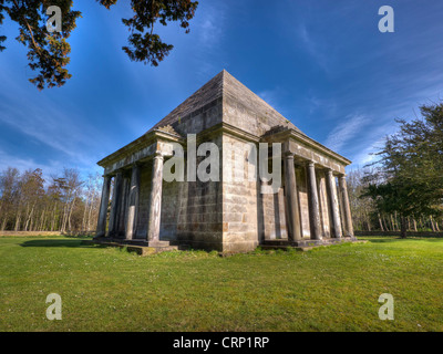 Die Pyramide geformt Mausoleum in Gosford House, hinter, East Lothian. Es hält die Reste der 7. Earl of Wemyss. Stockfoto