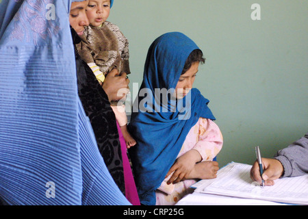 Afghanische Familie in Indra Gandhi Hospital, Kabul. Stockfoto