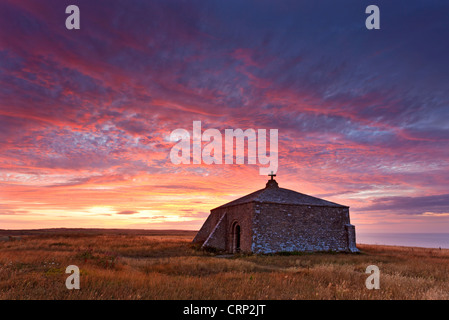 Sonnenaufgang über dem dreizehnten Jahrhundert Quadrat geformt St. Aldhelm Kapelle in der Nähe von Wert Matravers. Stockfoto