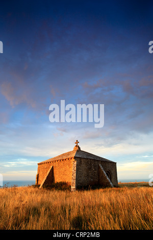 Sonnenaufgang über dem dreizehnten Jahrhundert Quadrat geformt St. Aldhelm Kapelle in der Nähe von Wert Matravers. Stockfoto