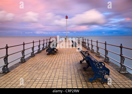 Blick über Bänke auf dem Banjo Badesteg in Swanage Bay geformt. Stockfoto