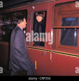 006570 - George Harrison Dreharbeiten zu A Hard Days Night im Bahnhof Marylebone, London am 5. April 1964 Stockfoto