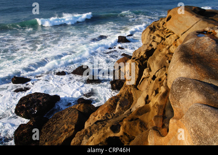 Sandstein-Klippen mit Blick aufs Meer bei Thompsons Bay, Ballito, Kwazulu Natal, Südafrika Stockfoto