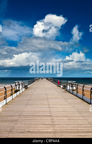 Ein paar Saltburn viktorianischen Pier entlang wandern, Freude am meisten nördlich Überlebenden britischen Pier und das einzig verbliebene pier Stockfoto