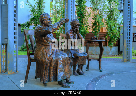 Berühmte fünf Statue. Überlebensgroßen Bronzen, Louise McKinney und Henrietta Muir Edwards hier abgebildet. Stockfoto