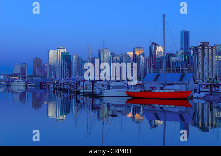 Rotes Boot im Hafen und die Skyline von Vancouver am Coal Harbour, Vancouver, Britisch-Kolumbien, Kanada Stockfoto