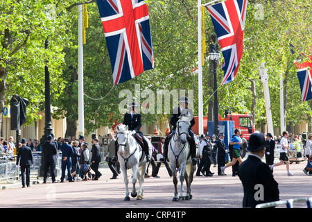 Berittene Polizisten zu Fuß die Mall London England Metropolitan Police Service Stockfoto