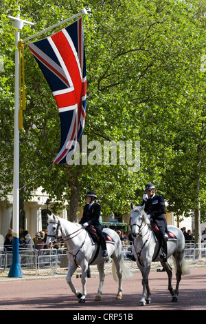 Berittene Polizisten zu Fuß die Mall London England Metropolitan Police Service Stockfoto