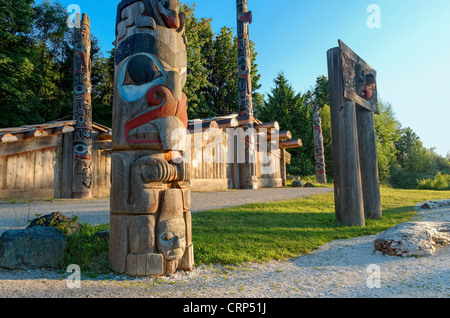 Totempfähle und lange Haus, Museum für Völkerkunde, (MOA) University of British Columbia, Vancouver, Britisch-Kolumbien, Kanada Stockfoto
