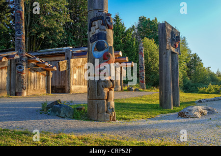 Totempfähle und lange Haus, Museum für Völkerkunde, (MOA) University of British Columbia, Vancouver, Britisch-Kolumbien, Kanada Stockfoto