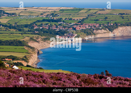 Blick von den Klippen am Ravenscar in Richtung Robin Hoods Bay in North York Moors National Park. Stockfoto