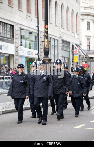 Polizisten auf den Straßen von London England Metropolitan Police Service Stockfoto