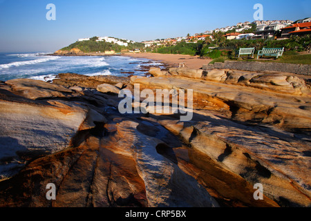 Sandstein-Klippen mit Blick aufs Meer bei Thompsons Bay, Ballito, Kwazulu Natal, Südafrika Stockfoto