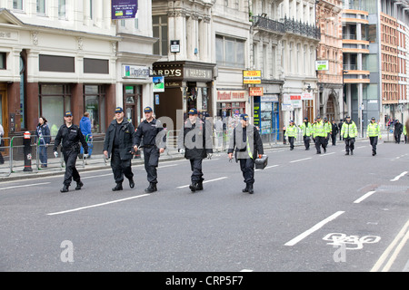 Anti-Terrorist Polizisten auf den Straßen von London England Service Metropolitan Police für Queens Jubilee Stockfoto