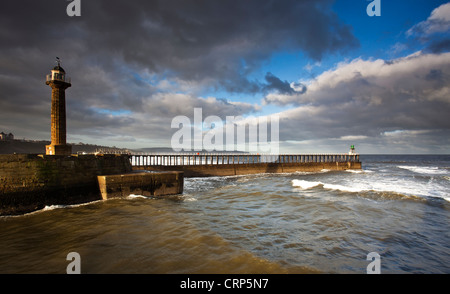 Whitby West Pier (alt) 1831 gebaut und Whitby West Pier Licht am Ende der Pier Verlängerung (neu) gebaut. Stockfoto