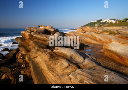 Sandstein-Klippen mit Blick aufs Meer bei Thompsons Bay, Ballito, Kwazulu Natal, Südafrika Stockfoto