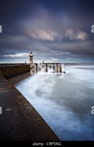 Whitby East Pier Light (alt), 1854 zum Jahresende den Ostanleger errichtet. Whitby East Pier Light (neu) ist gelegen am Ende der Stockfoto