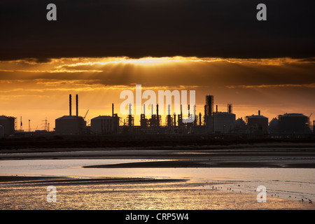 Sonnenuntergang über eine Öl-Raffinerie bei Teesmouth an der Mündung der Tees. Stockfoto