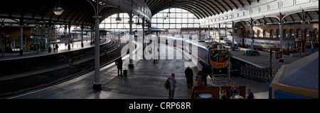 Panoramablick in Newcastle Central Station auf der East Coast Main Line. Stockfoto