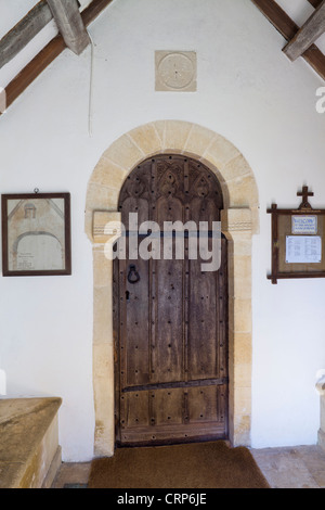 Das sächsische Süd Tor der angelsächsischen Kirche des Heiligen Rood in Cotswold Dorf von Daglingworth, Gloucestershire Stockfoto