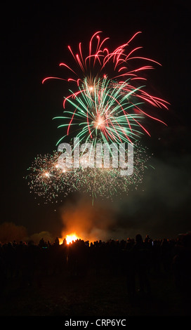 Genießen Sie die jährlichen Lagerfeuer Nacht Feuerwerk an Hatch Beauchamp Massen. Stockfoto