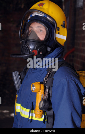 Ein Feuerwehrmann in schützende Kleidung/Ausrüstung Stockfoto