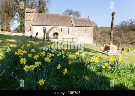 Frühling an der sächsischen St. Michael in der Cotswold Dorf Duntisbourne Rouse, Gloucestershire Stockfoto