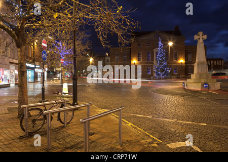 Ein großer Weihnachtsbaum dekoriert mit Lichter vor dem Markt Haus in Taunton Stadtzentrum entfernt. Stockfoto