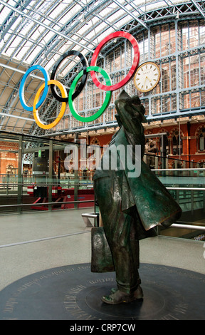 Sir John Betjeman Statue und die Olympischen Ringe in St. Pancras International Station. Stockfoto