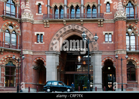 Ein schwarzes Taxi wartet vor dem St Pancras Renaissance Hotel. Stockfoto