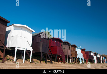 Traditionellen Strandhütten entlang der Strandpromenade in Walton-on-the-Naze. Stockfoto