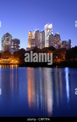 Skyline und Reflexionen von Midtown Atlanta/Georgia Lake Meer von Piedmont Park. Stockfoto