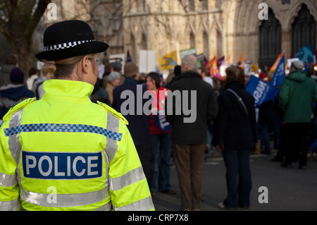 Polizistin im Dienst an einem Protest von UNISON Gewerkschaftsmitglieder außerhalb York Minster. Stockfoto