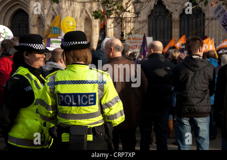 Polizei Frauen im Dienst an einem Protest von UNISON Gewerkschaftsmitglieder außerhalb York Minster. Stockfoto