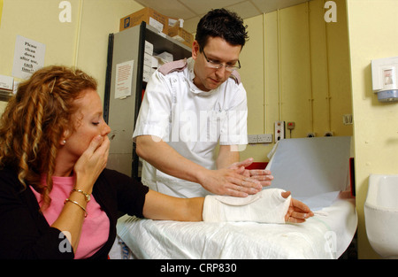 Ein Gips gegossen auf Frau Arm angewendet wird. Stockfoto