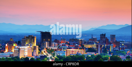 Asheville, North Carolina-Skyline, eingebettet in den Blue Ridge Mountains. Stockfoto