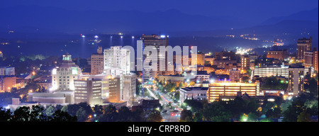 Asheville, North Carolina-Skyline, eingebettet in den Blue Ridge Mountains. Stockfoto