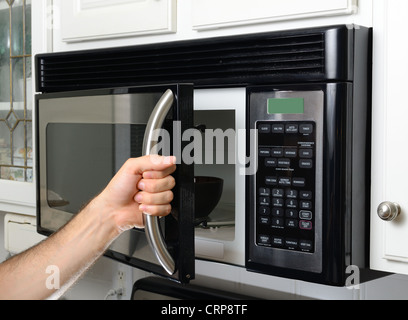 Opeing eine Mikrowelle Tür Stockfoto