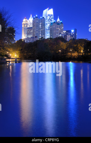 Skyline und Reflexionen von Midtown Atlanta/Georgia Lake Meer von Piedmont Park. Stockfoto