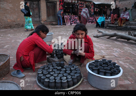 Junge Frauen machen Keramik auf dem Keramik-Platz in Bakhtapur, Nepal Stockfoto