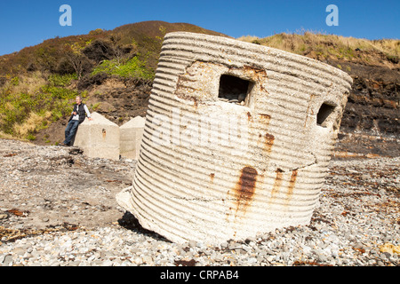 Eine alte 2. Weltkrieg Pillenbox am Strand von Kimmeridge Bay, Dorset, UK. Stockfoto